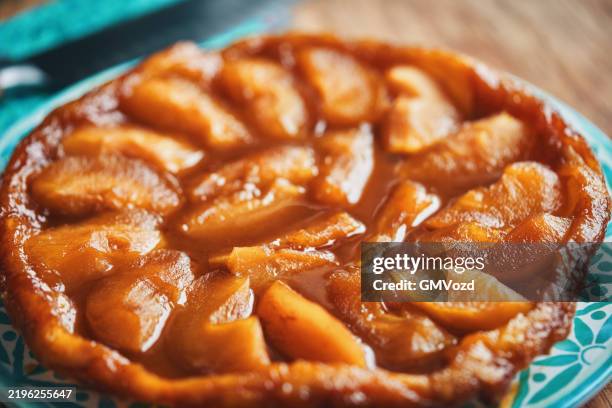 tarte tatin with caramelized apples - tarte tatin stock-fotos und bilder