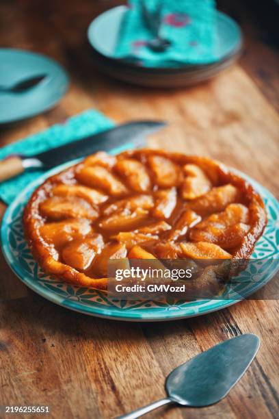 tarte tatin with caramelized apples - tarte tatin stock-fotos und bilder