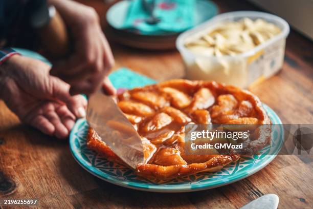 tarte tatin with caramelized apples - tarte tatin stock-fotos und bilder