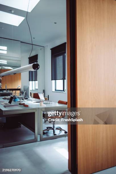 moderno espacio de oficina con escritorio con silla y dã©cor minimalista - vida sencilla fotografías e imágenes de stock
