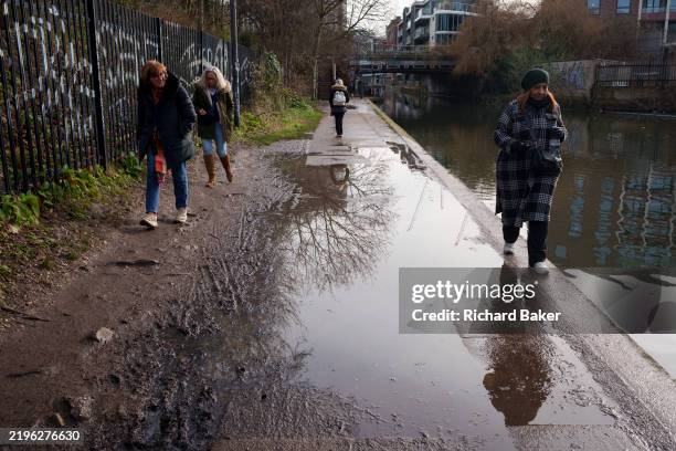 Avoid Puddle 24 Regents Canal Stock Photos, High-Res Pictures, and Images - Getty Images