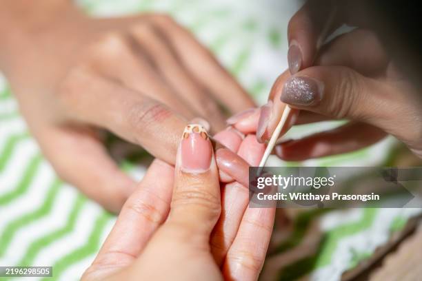 close-up of artistic nail painting with detailed care - manicureset stockfoto's en -beelden
