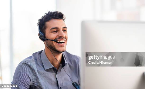 smiling customer service representative assisting clients with proven expertise in a professional setting - customer support stock pictures, royalty-free photos & images