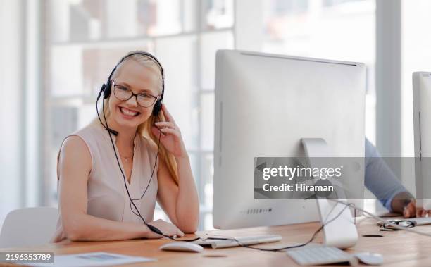 smiling customer service representative at work in modern office - ciclo de vida imagens e fotografias de stock