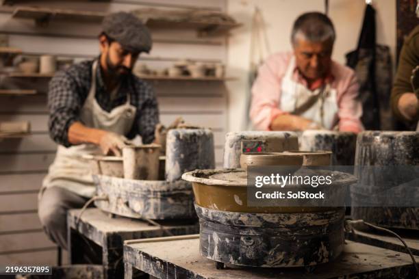 argile centrée sur un tour de potier - moulant photos et images de collection