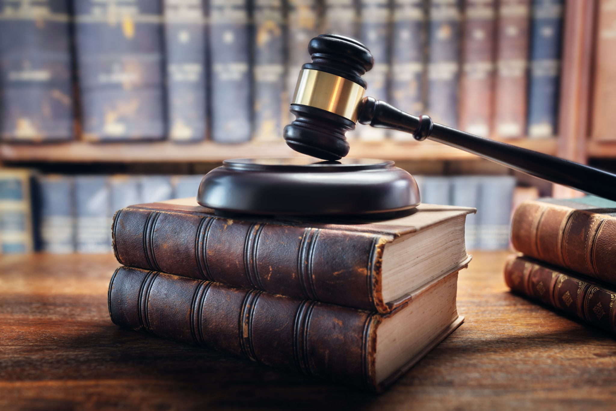 Juge marteau et livres de droit dans le contexte du tribunal Juge marteau et livres de droit dans le contexte du tribunal