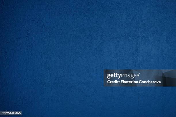 abstract dark blue stucco wall texture for background or design - pared azul fotografías e imágenes de stock