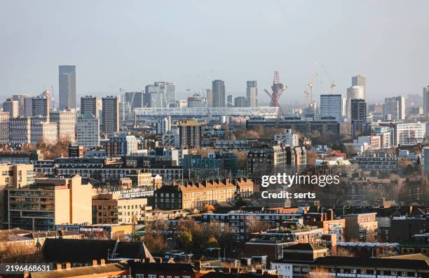 stratford und queen elizabeth olympic park skyline in london, england, großbritannien - wohnblock stock-fotos und bilder