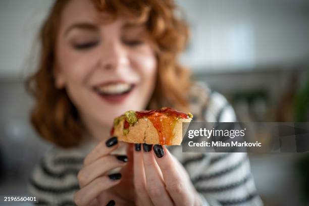 bruschetta hautnah, bereit zum genießen - savory stock-fotos und bilder