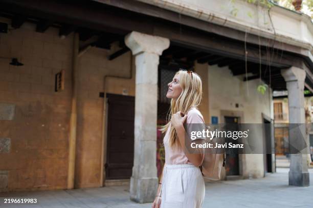 tourist walking in european city with backpack exploring architecture - distrito histórico imagens e fotografias de stock