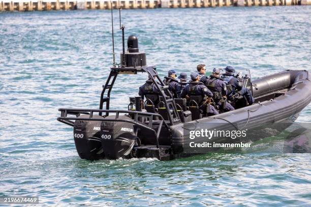 la policía acuática de nueva gales del sur y el escuadrón antidisturbios patrullan el puerto de sídney - vista marina fotografías e imágenes de stock