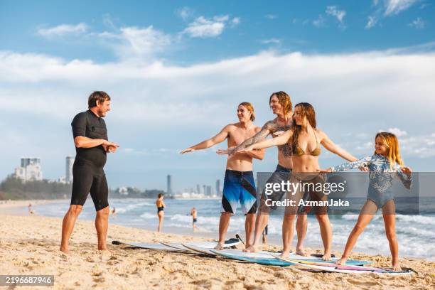 surfkurs am gold coast beach, australien - queensland stock-fotos und bilder