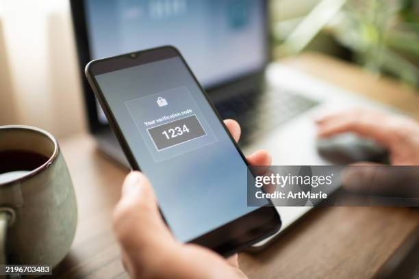 hombre con teléfono inteligente y computadora portátil tratando de iniciar sesión con autenticación de dos factores. concepto de seguridad de datos. - defender actividad fotografías e imágenes de stock