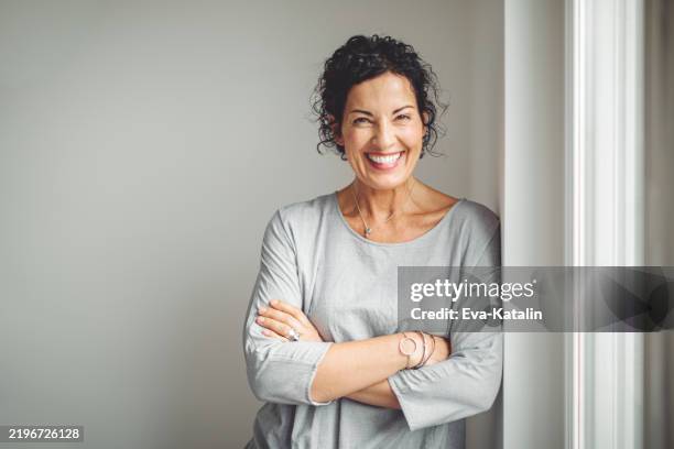 portrait d'une femme d'affaires en toute confiance - baby boomer photos et images de collection