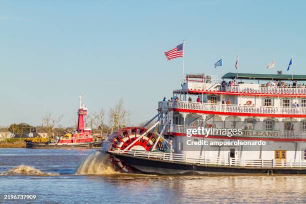 new orleans, louisiana nelle celebrazioni del carnevale del mardi gras. steamboat città di new orleans che naviga sul fiume mississippi - battello-con-ruota-a-pale foto e immagini stock