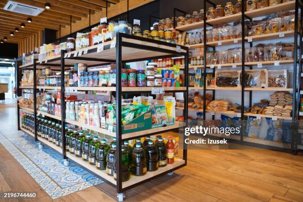 regal mit verschiedenen waren, die im laden ausgestellt sind - auslage stock-fotos und bilder