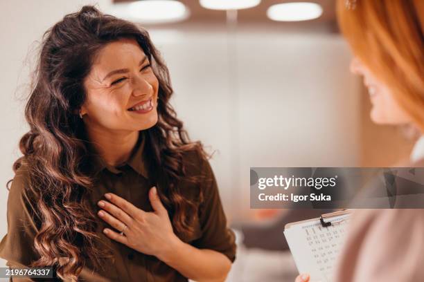 dankbarer patient dankt dem arzt während der medizinischen konsultation - danke stock-fotos und bilder