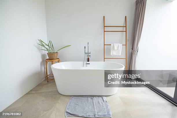 salle de bain minimaliste moderne avec baignoire autoportante - baignoire-sur-pieds photos et images de collection