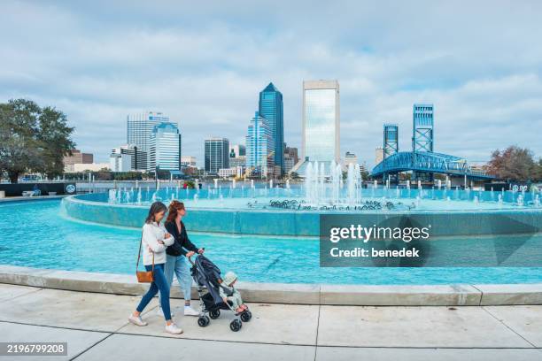 jacksonville florida friendship fountain skyline walking - jacksonville stock pictures, royalty-free photos & images