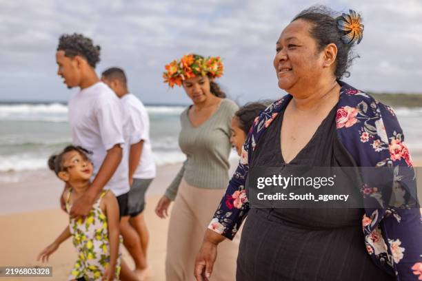celebrating tongan family traditions on the beach in sydney, australia, showcasing love and togetherness - polynesische etniciteit stockfoto's en -beelden