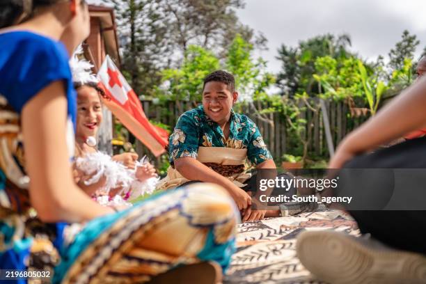 daily life of a tongan family in sydney celebrates joy and tradition in the heart of polynesia - polynesische etniciteit stockfoto's en -beelden