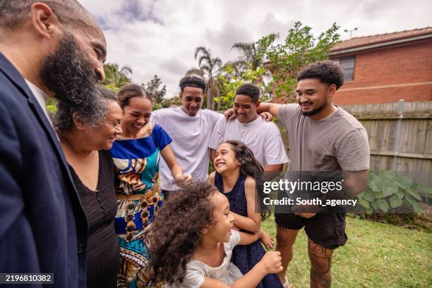 reunión familiar en sydney que muestra las tradiciones de tonga y las interacciones alegres entre los seres queridos - islas del pacífico fotografías e imágenes de stock