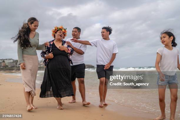 tongan family enjoying a day at the beach in sydney, australia, celebrating culture and togetherness - polynesische etniciteit stockfoto's en -beelden