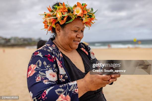 tongan family shares joyful moments in sydney, celebrating traditions on the beach - polynesische etniciteit stockfoto's en -beelden