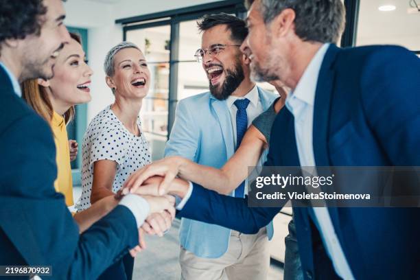 motivating the team. - lealdade imagens e fotografias de stock
