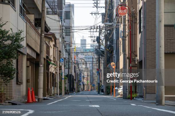narrow urban street in tokyo, japan - enge stock-fotos und bilder