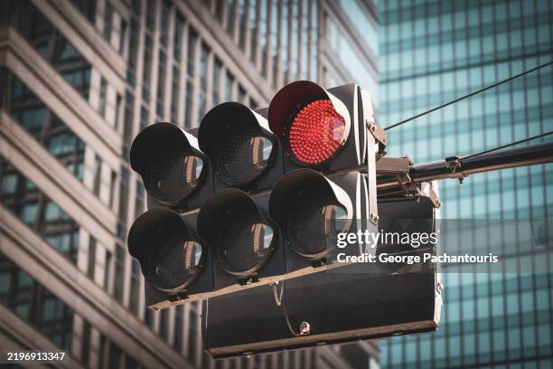 red traffic light in urban setting - señal de carretera fotografías e imágenes de stock