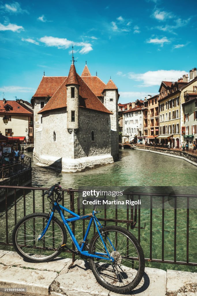 Vista del Palais de l'Ile (famoso lugar turístico) en Annecy, Alta Saboya, Francia
