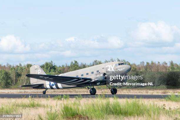 douglas c-47 skytrain in us air force colors - military base stock pictures, royalty-free photos & images