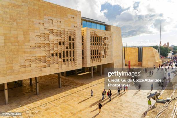 malta, the city gate and the parliament - porta da cidade imagens e fotografias de stock