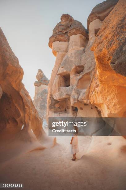 voyageur solo explorant les anciennes formations rocheuses de pasabag, cappadoce, turquie - cheminée de fée photos et images de collection