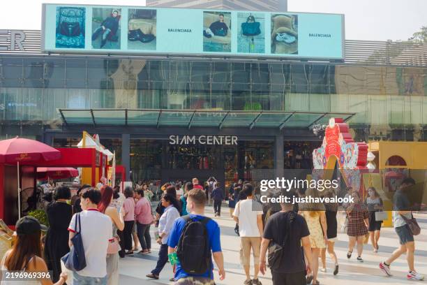 crowded square between malls siam paragon and siam center - thai people stock pictures, royalty-free photos & images