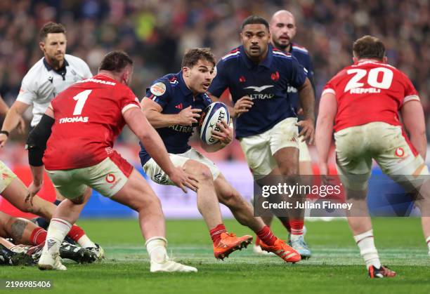 Antoine Dupont of France makes a break during the Guinness Six Nations 2025 match between France and Wales at Stade de France on January 31, 2025 in...