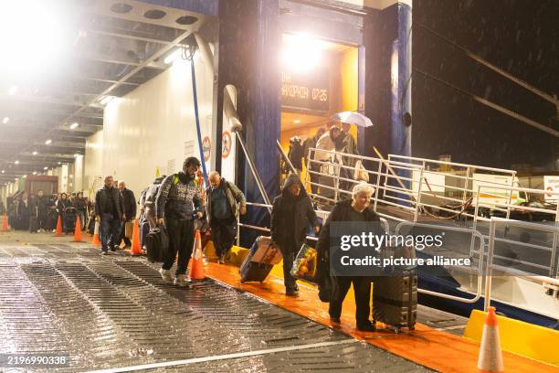 February 2025, Greece, Pireaus: People disembark from a ferry in the port of Piraeus near Athens after leaving the Greek island of Santorini. Photo:...