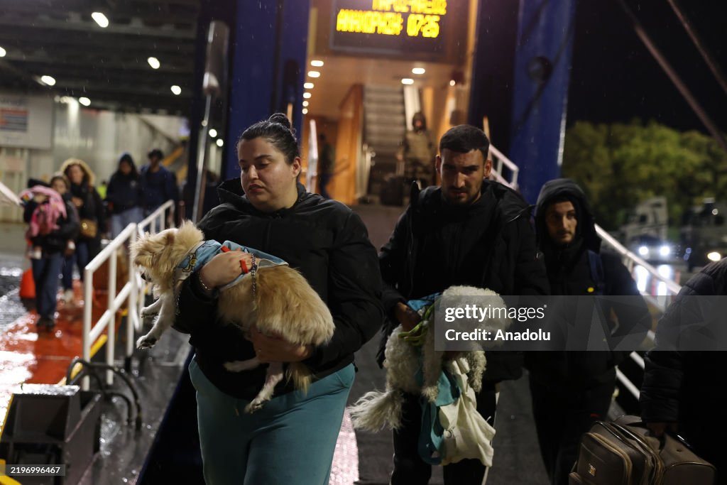 People flee Santorini as earthquake swarm worries Greek experts