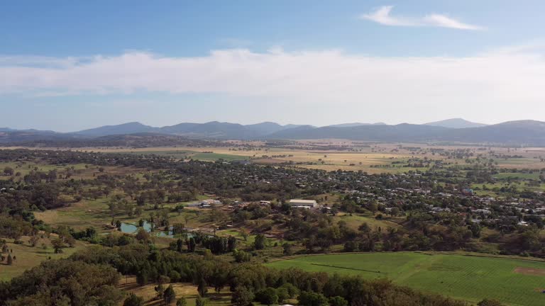 https://media.gettyimages.com/id/2196998966/video/quirindi-landing.jpg?b=1&s=640x640&k=20&c=Yrlq6a3JdazZTUS0fMxvuEJG54VVoplzsB9vDav9hBY=