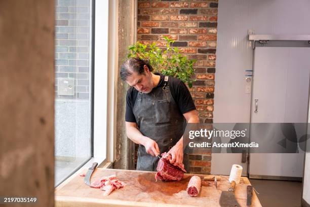 tranches de steaks de boucher - viande rouge photos et images de collection