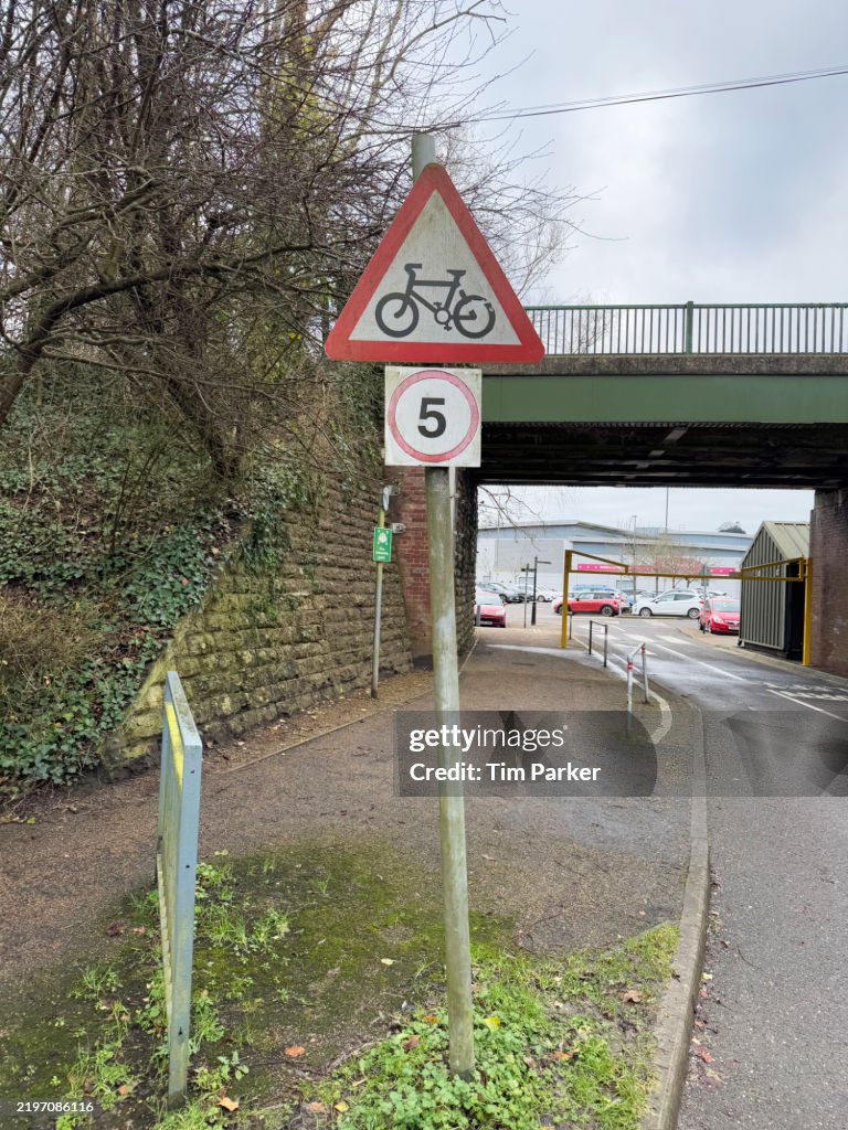 5 mph speed limit sign