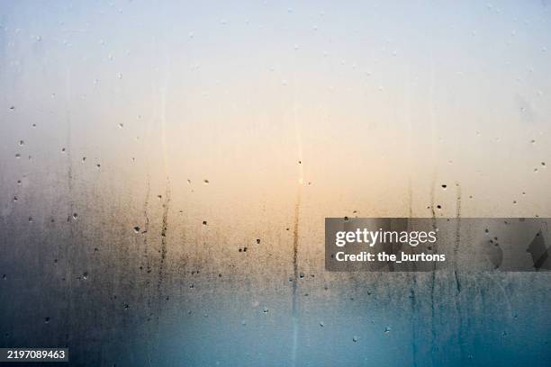 full frame shot of window with raindrops and dew, abstract background - condensación fotografías e imágenes de stock