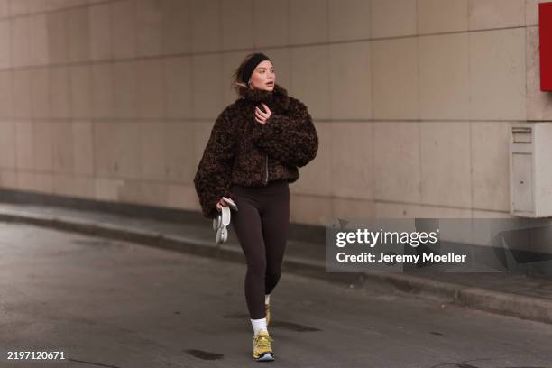Sophia Geiss is seen wearing a dark brown hairband from Naked, two different-sized silver hoop earrings, a silver nose ring, a cropped brown faux...