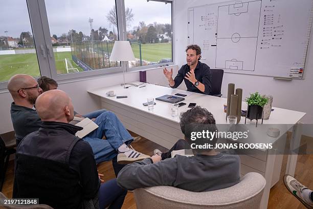Larry Strutton 190,201 Executive Office Table Stock Photos, High-Res Pictures, and ...
