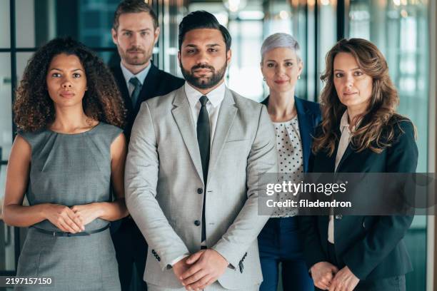 equipo de negocios profesional en una oficina moderna - vestimenta de negocios formal fotografías e imágenes de stock
