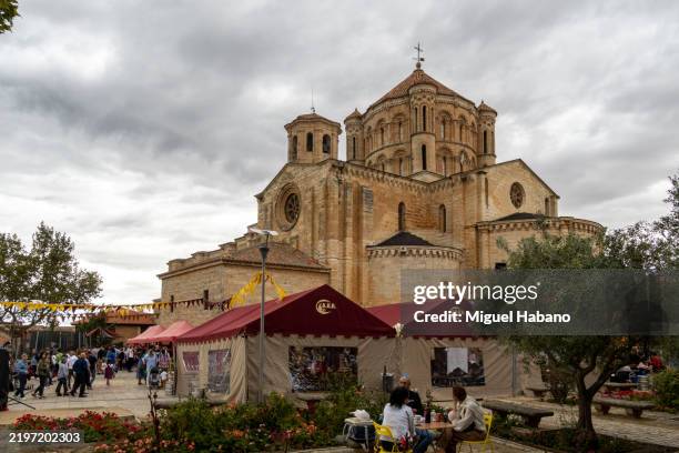 medieval market in the streets of zamora-spain - zamora provincie stockfoto's en -beelden