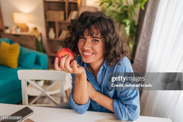 refreshing bite of an apple - mordere foto e immagini stock