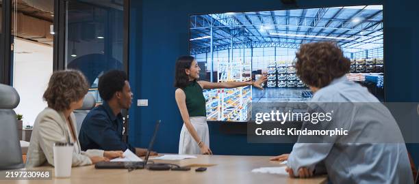 discusión de la reunión del equipo de empresarios multiétnicos de la generación z en la sala de reuniones de la oficina corporativa, presentación en la pantalla de tv. diversidad en el lugar de trabajo, vida laboral, formación de equipos, estilo de v - logistica fotografías e imágenes de stock