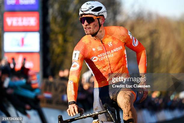 Gold medalist Mathieu Van Der Poel of Netherlands celebrates winning during the 76th UCI Cyclo-Cross World Championships 2025 - Men's Elite on...